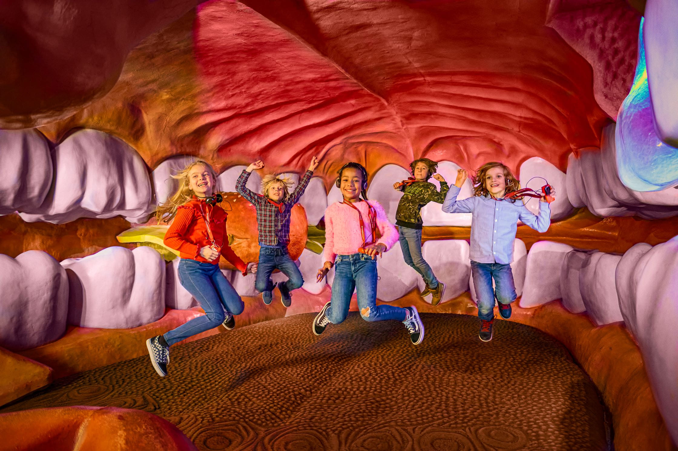 Springende kinderen op tong in het Corpus museum