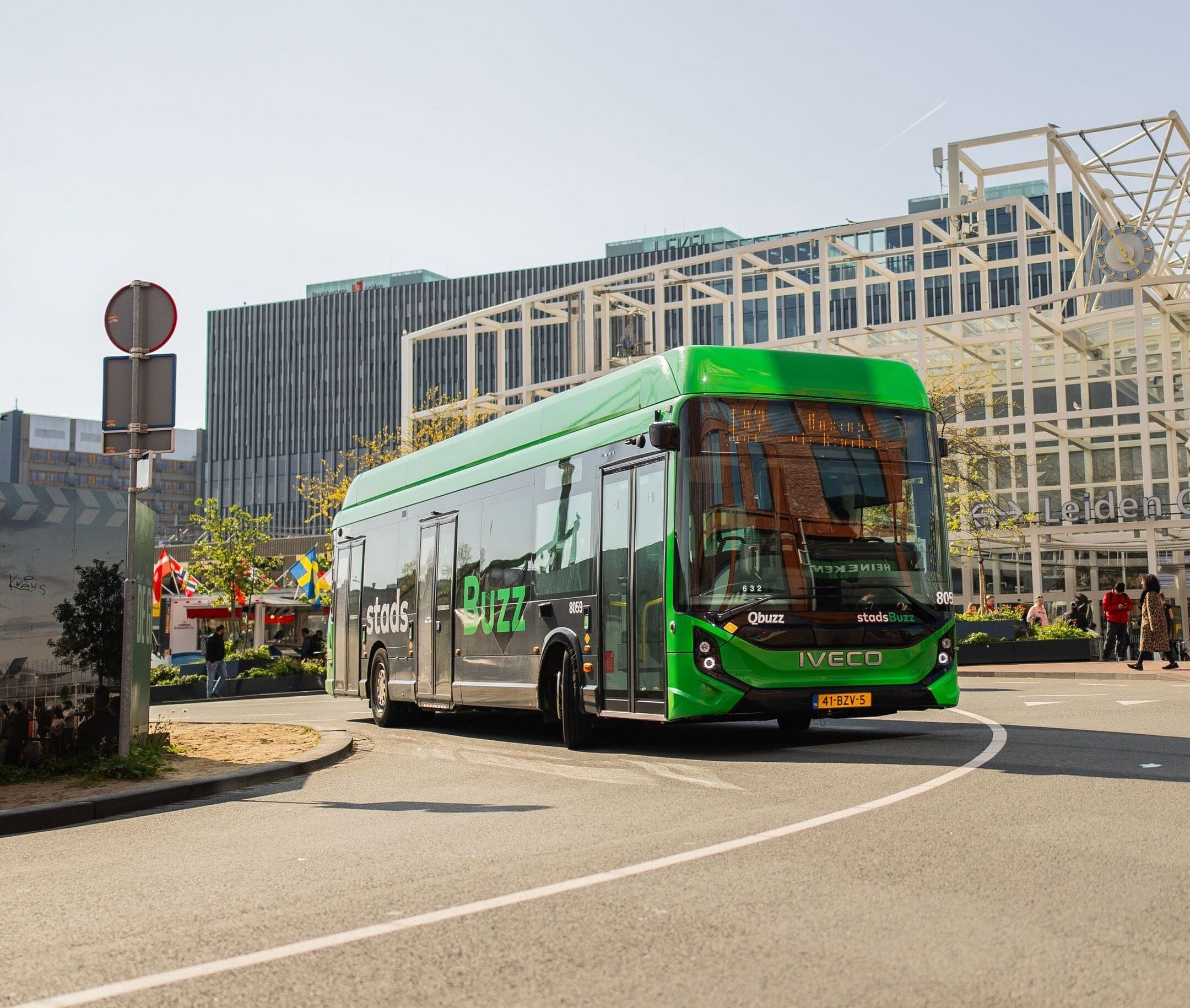 Een stadsbuzz rijdt voor station Leiden