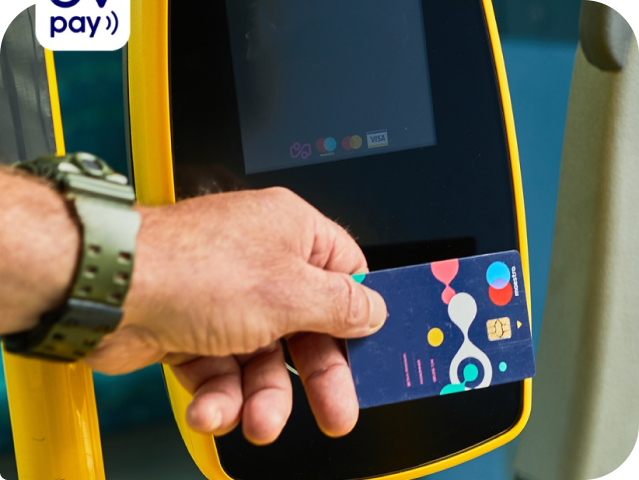 Een hand heeft een betaalpas vast en checkt in bij een incheckapparaat in bus